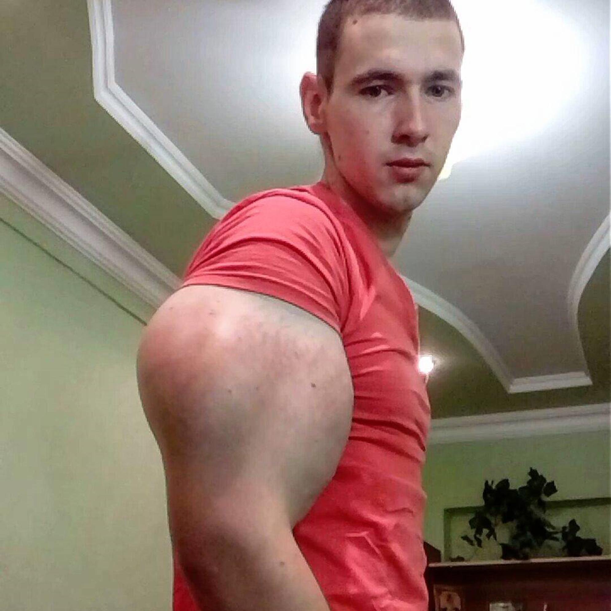 Кирилл делится снимками своих мускулистых мышц в социальных сетях